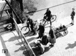 Warten an einem unbekannten Bahnübergang in der Peripherie Berlins. (1938) <i>Foto: RVM (Ittenbach)</i>