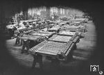 Eine beachtliche Anzahl von Treib- und Kuppelstangen lagert bei den tschechischen Skodawerken. (1950) <i>Foto: Slg. Johannes Glöckner</i>