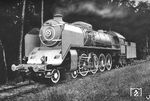 Die CSD-Baureihe 486.0 war eine Schnellzuglokomotive für schwere Züge (bis 500 t) im Hügelland der einstigen Tschechoslowakischen Staatsbahn CSD. Sie wurde aus der CSD-Baureihe 387.0 entwickelt und war speziell für den Einsatz auf der einstigen Kaschau-Oderberger Bahn vorgesehen. Die Achslast der Maschinen war wahlweise auf 16 oder 17,5 t feststellbar und auch der Dampfdruck konnte auf 14 oder 16 bar eingestellt werden. Obwohl eine Vorkriegskonstruktion (Baujahre 1933 bis 1938) warb Skoda in seinem Katalog von 1950 noch mit dieser Lok. Schön zu erkennen ist hier auch die Gegenkurbel für das Innentriebwerk dieser Drillinglok, dadurch erparte man sich den Warmlauf eines inneren Exzenters. Die Baureihe 10, 39 und 58.30 hatten auch diese Lösung. (1950) <i>Foto: Slg. Johannes Glöckner</i>