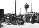 Vor der Kulisse des Bw Berlin-Anhalter Bf mit seinem markanten Wasserturm wird der erste Culemeyer-Straßenroller der Öffentlichkeit präsentiert. Als Zugfahrzeug dient die Kaelble-Zugmaschine vom Typ Z 4 Express. (27.04.1933) <i>Foto: RVM</i>