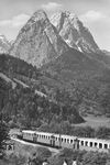 Die Bayerische Zugspitzbahn ist neben der Wendelsteinbahn, der Drachenfelsbahn und der Zahnradbahn Stuttgart eine von vier noch betriebenen Zahnradbahnen in Deutschland. Die meterspurige Strecke führt vom Garmisch-Partenkirchener Ortsteil Garmisch auf die Zugspitze, den höchsten Berg Deutschlands. (1953) <i>Foto: Slg. Johannes Glöckner</i>