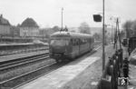ETA 176 004 (Waggonfabrik Wegmann, Indienststellung am 18.01.1954 beim Bw Kassel) erreicht den Bahnhof Hannoversch Münden. (03.1958) <i>Foto: Winfried Gronwald</i>