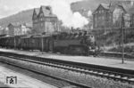 86 779 (Bw Kassel) verlässt mit P 2772 den Bahnhof Hannoversch Münden. (03.1958) <i>Foto: Winfried Gronwald</i>