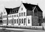 Das Empfangsgebäude von Gelnhausen an der Strecke Fulda - Hanau wurde in neuromanischem Stil aus Buntsandstein errichtet und nimmt so auf die Historie der Stadt Gelnhausen, eine stauferzeitliche Gründung, Bezug. Der Architekt Paul Rowald errichtete das Bauwerk 1882/83. Das Empfangsgebäude ist symmetrisch auf einem H-förmigen Grundriss gestaltet. Straßenseitig wird die Fassade von drei Spitzgiebeln dominiert, gleisseitig entfällt der mittlere Giebel bei der Fassadengestaltung. Westlich an das Hauptgebäude angebaut ist ein „Fürstenpavillon“ mit drei Fensterachsen, östlich des Hauptgebäudes, freistehend, befindet sich ein ebenfalls neuromanisch gehaltenes Toilettenhäuschen. (1934) <i>Foto: RVM</i>