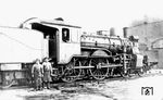 Weil die verschiedenen Lokomotiven der Gattung S 5.1 die in sie gesetzten Erwartungen nicht erfüllten, wurde von der AG Vulcan Stettin schließlich die bewährte, aber in der Leistung nicht mehr ausreichende S 3 in einer verstärkten Ausführung gebaut, wobei vor allem ein größerer, höher liegender Kessel und größere Zylinder verwendet wurden. Diese Lokomotiven wurden zunächst als verstärkte S 3 bezeichnet, ab 1911 als S 5.2. Acht Lokomotiven wurden versehentlich aber auch nach 1911 als S 3 geführt. Die Preußischen Staatseisenbahnen schafften zwischen 1905 und 1911 insgesamt 367 von Vulcan und Schichau gebaute Fahrzeuge dieses Typs an. Der Aufnahmeort der pr. S 5.2 "Halle 506" ist zwar nicht überliefert, mit Sicherheit entstand das Foto in einem Bw, das auch von sächsischen Lok angelaufen wurde, denn der im Hintergrund sichtbare Tender ist von sächsischer Bauart, höchstwahrscheinlich einer der Bauart mit vorderem Drehgestell und hinten im Hauptrahmen gelagerten Achsen, woraus sich ergibt, dass es eine XVIIIH (18.0) oder XXHV (19.0) war, die hinter der abgebildeten Lok stand. Damit dürfte sich die Zahl der in Frage kommenden Bw mit Rechteckschuppen reduzieren, z.B. auf Berlin Ahb oder einem Leipziger Bw. (1920) <i>Foto: Krebs</i>