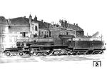 Die preußische S 9 "Altona 999" (ex "Altona 561") nach ihrem Umbau in die "Normalversion" ohne Frontführerstand. Sie war ursprünglich eine von zwei Versuchsloks mit der seltenen Achsfolge 2’B2’. Die ehemalige "Altona 561" (mit "Altona 562") waren das Ergebnis einer Ausschreibung des Vereins Deutscher Ingenieure aus dem Jahr 1902/1903. Es sollte eine Lokomotive gebaut werden, welche einen 120 Tonnen schweren Zug mit 120 km/h, wenn möglich mit 150 km/h, ziehen sollte. Zur Ausführung kamen die Pläne des Baurates Wittfeld aus dem preußischen Ministerium für öffentliche Arbeiten und des Oberingenieurs Kuhn bei der Maschinenfabrik Henschel & Sohn. Die "Altona 561" besaß einen Frontführerstand und war durchgehend verkleidet mit einem Durchgang vom Führerstand zum Zug. Beide Loks galten jedoch als Fehlkonstruktion und gingen nicht in Serie. Um 1914 entfernte man die Frontführerstände und die Verkleidung und setzte die beiden Lokomotiven noch bis 1918 von Hannover aus im Schnellzugdienst ein. (1918) <i>Foto: Rudolf Kreutzer</i>