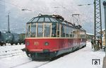 Der "Gläserne Zug" 491 001 in der rot/beigen-Farbgebung, die er von 1953 bis 1971 trug. Die Aufnahme entstand im Bahnhof Garmisch-Partenkirchen, dort wo 25 Jahre später am 12. Dezember 1995 der Zug durch einen Unfall aus dem aktiven Dienst scheiden sollte. Bei einer Fahrt von München über die Karwendelbahn nach Innsbruck stieß der "Gläserne Zug" bei der Einfahrt in den Bahnhof von Garmisch-Partenkirchen mit der ÖBB-Lok 1044 235 des an einem Halt zeigenden Signal vorbeigefahrenen RE 3612 frontal zusammen.  (01.1969) <i>Foto: Peter Wagner</i>