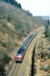 225 116 mit N 6422 im Kotthausener Einschnitt auf dem Weg nach Gummersbach. (27.03.1982) <i>Foto: Wolfgang Bügel</i>