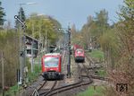 650 321 überholt 218 002 (225 802), die mit dem umgeleiteten Kieszug 63027 unterwegs ist, im Bahnhof Roßberg. (25.04.2016) <i>Foto: Joachim Schmidt</i>