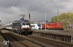 "Privates" Fahrzeugtreffen in Bahnhof Wuppertal-Oberbarmen: Links MRCE-Dispolok ES 64 U2-096 mit NX-Ersatzzug RB 24611 nach Köln, in der Mitte NX 868 als RE 7 nach Rheine, rechts die geschleppte 140 003 von EBM-Cargo. (28.04.2016) <i>Foto: Wolfgang Bügel</i>