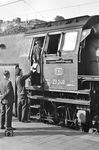 Übergabe der Zugpapiere vom Zugführer an den Lokführer der 23 049 in Koblenz Hbf.  (01.10.1961) <i>Foto: Winfried Gronwald</i>