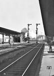 Eine nicht identifizierte Neubaukessel 01 stürmt durch den Bahnhof Frankfurt West.  (03.1962) <i>Foto: Winfried Gronwald</i>