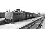 V 80 001 mit einem der typischen Frankfurter Wendezüge im Bahnhof Bad Homburg. (10.1961) <i>Foto: Winfried Gronwald</i>