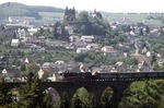 Mit einem Sonderzug überquert 053 061 (50 3061) das Stadtviadukt in Daun/Eifel. Zum Vergleich bietet sich das Foto des DLA Darmstadt (vgl. Bild-Nr. 3329) an, das 35 Jahre zuvor aufgenommen wurde. (04.06.1972) <i>Foto: Peter Schiffer</i>