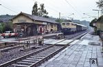 140 048 trifft bei regnerischem Wetter mit einem Nahverkehrszug im Haltepunkt Oberboihingen an der Strecke Plochingen - Tübingen ein. (21.05.1985) <i>Foto: Peter Schiffer</i>