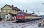 425 419 (ex ET 25 019 b) vom Bw Tübingen im Haltepunkt Tübingen-Lustnau. (22.05.1985) <i>Foto: Peter Schiffer</i>