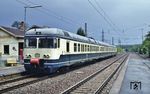 427 102 (MAN, Baujahr 1964) zwischen zwei Regenschauern im Bahnhof Reutlingen-Sondelfingen. (23.05.1985) <i>Foto: Peter Schiffer</i>
