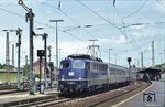 110 291 (Bw Stuttgart) verlässt mit einem Eilzug nach Tübingen den Reutlinger Hauptbahnhof. (23.05.1985) <i>Foto: Peter Schiffer</i>