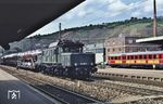 194 158 vom Bw Ingolstadt fährt mit einem Güterzug durch Esslingen. Wer hätte damals gedacht, die Lok auch noch 30 Jahre später im Einsatz zu sehen. (23.05.1985) <i>Foto: Peter Schiffer</i>