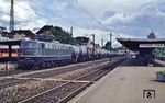 Der legitime Nachfolger der Baureihe 194 war unzweifelhaft die Baureihe 150. Eine der letztgebauten Maschinen war die am 14.02.1973 in Dienst gestellte 150 192, die hier mit einem Kesselwagen-Ganzzug durch den Bahnhof Esslingen (Neckar) fährt. (23.05.1985) <i>Foto: Peter Schiffer</i>