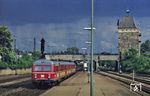 Vor einer "Weltuntergangskulisse" erreicht 425 410 den Bahnhof Esslingen am Neckar. (23.05.1985) <i>Foto: Peter Schiffer</i>