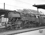 85 002 vor einem Zug ins Höllental in Freiburg Hbf.  (04.10.1957) <i>Foto: Joachim Claus</i>