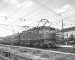 E 10 002 war eine von fünf Vorauslokomotiven der Baureihe E 10, die mechanisch von Krupp und elektrisch von BBC stammte und einen BBC-Scheibenantrieb besaß. Sie wurde am 29.04.1953 beim Bw München Hbf in Dienst gestellt und seit 04.05.1955 in Nürnberg Hbf stationiert, wo auch diese Aufnahme entstand. (04.06.1959) <i>Foto: Joachim Claus</i>