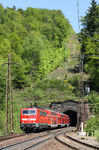 111 206 verlässt mit RE 4612 (Würzburg - Frankfurt) den Schwarzkopftunnel bei Heigenbrücken. 2017 soll mit Inbetriebnahme der neuen Umfahrung der Tunnel zugeschüttet werden. (07.05.2016) <i>Foto: Joachim Bügel</i>