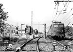 Mit der Elektrifizierung der Ruhr-Siegstrecke hielt auch die Baureihe E 10 dort Einzug. Die 8 Jahre alte E 10 193 vom Bw Frankfurt-Griesheim fährt am Unterwerk von Rudersdorf, südlich von Siegen, vorbei.  (1966) <i>Foto: BD Wuppertal (Säuberlich)</i>