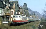 103 109 war die erste Serienlokomotive der Baureihe 103, die am 27. Mai 1970 an die DB ausgeliefert wurde. Als einzige Lok besaß sie eine Lüfterverzierung, die hier auf dem Foto in Bacharach mit IC 125 "Erasmus" (Amsterdam - Innsbruck) gut zu erkennen ist. (01.04.1982) <i>Foto: Wolfgang Bügel</i>