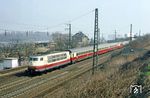 103 109 mit IC 528 "Drachenfels" (München - Hannover) bei Bingen am Rhein. (01.04.1982) <i>Foto: Wolfgang Bügel</i>