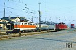 Im Bahnhof Remagen begegnet 111 152 vor E 3522 nach Köln der dort rangierenden 212 025. (01.04.1982) <i>Foto: Wolfgang Bügel</i>