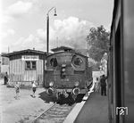 98 818 (Bw Nürnberg Hbf) im Bahnhof Uttenreuth auf der Sekundärbahn Erlangen – Gräfenberg, auch "Seku" genannt. (16.08.1958) <i>Foto: Joachim Claus</i>