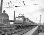 Die erste Vorserienlok der bekannten Baureihe war die 1952 in Gemeinschaftsproduktion von Krauss-Maffei und AEG gebaute E 10 001. Neben den anderen vier Vorserienloks diente sie hauptsächlich der praxisnahen Erprobung von Komponenten, um für die späteren Einheits-Elloks die Kombination der jeweils besten Varianten der einzelnen Bauteile zu finden. Die am 05. März 1953 beim Bw München Hbf in Dienst gestellte Lok ist hier, mittlerweile in Nürnberg stationiert, mit einem Schnellzug in Frankfurt unterwegs. (12.04.1958) <i>Foto: Joachim Claus</i>