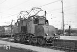 Für den nächsten Einsatz auf der Wiesentalbahn nach Zell (Wiesental) steht E 71 29 in Basel bereit. Noch im Laufe des Jahres 1958 wurde sie hier durch die Baureihe E 32 verdrängt und am 29.11.1958 ausgemustert. (23.04.1958) <i>Foto: Joachim Claus</i>