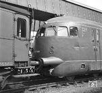 Der beim Bw Nürnberg Hbf stationierte VT 92 501 wurde hauptsächlich als Schlepptriebwagen zum Transport von Trieb-, Steuer- und Beiwagen in das Ausbesserungswerk Nürnberg eingesetzt. Er entstand 1951 durch einen Umbau aus einem Vorkriegstriebwagen und war Versuchsträger für das bei der DB neu zu beschaffende Dieseltriebwagenprogramm. Aus dem Einzelstück wurden später die Baureihen VT 08 und VT 12 entwickelt, sowie das später als „Eierkopf“ bezeichnete stromlinienförmige Design realisiert.  (17.08.1958) <i>Foto: Joachim Claus</i>