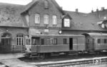 Eine Wendezug mit Steuerwagen Pwif41-52 "124635 Han" steht im Bahnhof Hude zwischen Bremen und Oldenburg.  (12.12.1954) <i>Foto: Carl Bellingrodt</i>