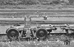 Rollbock der 1000mm Schmalspurbahn Nagold - Altensteig im Bahnhof Nagold. Als Rollbock bezeichnet man ein zweiachsiges Hilfsdrehgestell mit dem ein normalspuriger Güterwagen auf einer schmalspurigen Eisenbahnstrecke befördert werden kann. Dadurch entfällt das Umladen der Güter vom Normalspur- auf das Schmalspurfahrzeug und umgekehrt. (08.1954) <i>Foto: Kurt Eckert</i>