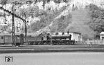 SBB A 3/5 788, eine Nassdampf-Vierzylinder-Verbundmaschine, die ursprünglich von der Jura-Simplon-Bahn (JS) bestellt, von der aber nur die beiden ersten Maschinen noch 1902 an die JS geliefert wurden. Nach der Verstaatlichung 1903 übernahmen die SBB diese von der Jura-Simplon-Bahn und bestellte selbst über hundert Lokomotiven nach. Insgesamt wurden 111 Exemplare gebaut. Das Bild der A 3/5 788 entstand im Bahnhof St. Maurice im Kanton Wallis. (08.1954) <i>Foto: Kurt Eckert</i>