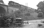 95 008 schiebt einen Schnellzug über die Rampe nach Heigenbrücken. Die Idylle entstand am Viadukt der Sachsenhäuser Straße in Laufach. (10.1954) <i>Foto: Kurt Eckert</i>