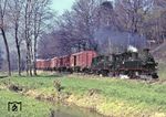 99 1566 und 99 1564 ziehen einen beachtlichen Rollwagen-Güterzug am Flüsschen Döllnitz bei Oschatz vorbei. (05.05.1980) <i>Foto: Peter Schiffer</i>