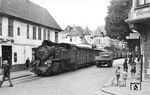 99 322 an der Haltestelle "Stadtmitte" in Bad Doberan. (08.1965) <i>Foto: Karl-Heinz Brust</i>