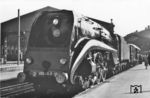 Von der Reihe 232 S entstanden gerade einmal vier Lokomotiven. 1935 entschloss sich die SNCF eine Schnellzuglok zu bauen, die Züge von 200 bis 500 t bei Geschwindigkeiten zwischen 160 und 200 km/h befördern konnte. 1938 wurde der Bauauftrag an die Elsässer Gesellschaft für Maschinenbau (SACM) vergeben, die aber keine Maschine bis zum Beginn des Zweiten Weltkriegs fertigstellen konnte. Letztlich wurden die Loks 1941 in der Werkstatt des Depots von La Chapelle fertiggestellt. Wegen des Krieges konnten sie ihre genaue leistungsfähigkeit nicht unter Beweis stellen, sodass die Höchstgeschwindigkeit auf 140 km/h begrenzt wurde. 1961 wurde 232 S2 ausgemustert. (04.1958) <i>Foto: Will A. Reed</i>