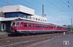517 004 mit 817 606 am neuen Sp Dr S60-Stellwerk im Bahnhof Niedernhausen (Taunus) an der Strecke Limburg - Frankfurt. (04.1975) <i>Foto: Joachim Claus</i>
