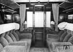 Blick in das "Plüschabteil" eines 1. Klassewagens der Deutschen Reichsbahn. Dazu bietet sich der Vergleich zu Bild-Nr. 34042 an, das die nach 1955 als "1. Klasse" bezeichneten Einrichtungen der früheren 2. Klasse zeigt. (1935) <i>Foto: RVM</i>