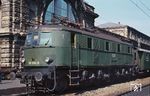 118 034 in ihrem chromoxidgrünen Farbkleid in Nürnberg Hbf, das sie als letzte Lok der Baureihe 118 erst im Jahr 1975 verlor. (1971) <i>Foto: Joachim Claus</i>