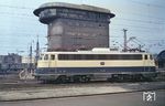 E 10 1310 wurde als klassische Rheingoldlok in den Farben kobaltblau/beige am 28.11.1963 an das Bw Nürnberg Hbf ausgeliefert und präsentiert sich hier vor dem markanten Frankfurter Zentralstellwerk. (1964) <i>Foto: Joachim Claus</i>