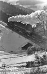 Oberhalb von Triberg - vor Nußbach - ist am Ende des 2.Kehrschleifenabschnitts beim Überqueren des Hohnenwegs auf dem anschließenden Dammabschnitt bei km 62,6 eine pr. P 10 (Baureihe 39) mit einem Personenzug Offenburg - Konstanz unterwegs.  (1952) <i>Foto: Willi Doh</i>