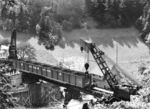 Einsetzen eines neuen Brückenelements auf der Schwarzwaldbahn nahe des 3. Glasträgertunnels über die Bundesstraße 33 bei Niederwasser. (1953) <i>Foto: R. Kohm</i>