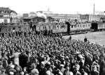 Versammlung der BBC-Werkangehörigen am Beginn des 1. Weltkriegs im Bahnhof Mannheim-Käfertal. (08.1914) <i>Foto: RVM-Archiv</i>